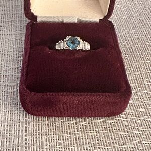 Vintage 14k solid heavy white gold ring w brilliant diamonds
2.71 gr.
Size: 5.25